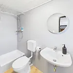 Crown Living Basic - Self Check-in - Free Parking - Highspeed Wifi - Ideal For And Work *