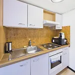 Crown Living Basic - Self Check-in - Free Parking - Highspeed Wifi - Ideal For And Work