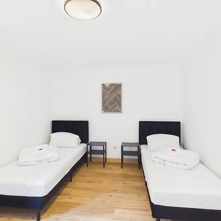 Apartment Crown Living Basic - Self Check-in - Free Parking - Highspeed Wifi - Ideal For And Work