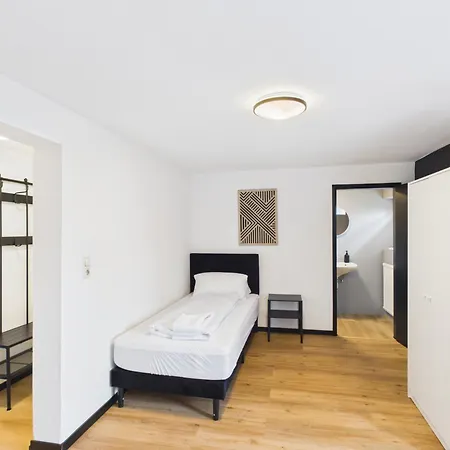 Crown Living Basic - Mit Kueche, Kostenloser Parkplatz, Wlan, Self Check-in, Ideal Fuer Feriengaeste Und Geschaeftsreisende アパート