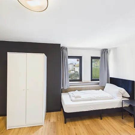 Crown Living Basic - Mit Kueche, Kostenloser Parkplatz, Wlan, Self Check-in, Ideal Fuer Feriengaeste Und Geschaeftsreisende アパート