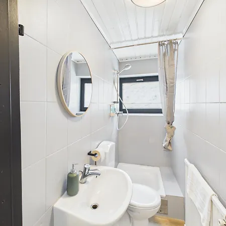 Apartment Crown Living Basic - Self Check-in - Free Parking - Highspeed Wifi - Ideal For And Work