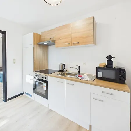 Crown Living Basic - Mit Kueche, Kostenloser Parkplatz, Wlan, Self Check-in, Ideal Fuer Feriengaeste Und Geschaeftsreisende アパート