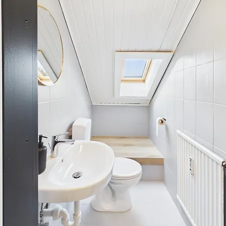 Crown Living Basic - Mit Kueche, Kostenloser Parkplatz, Wlan, Self Check-in, Ideal Fuer Feriengaeste Und Geschaeftsreisende