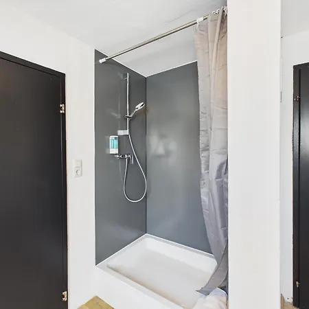 Apartment Crown Living Basic - Self Check-in - Free Parking - Highspeed Wifi - Ideal For And Work *