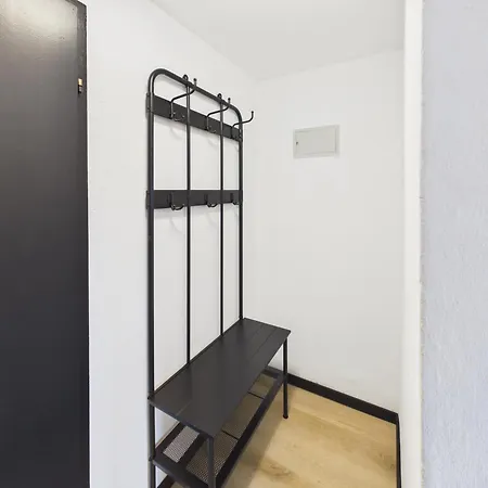 Crown Living Basic - Self Check-in - Free Parking - Highspeed Wifi - Ideal For And Work Apartment *