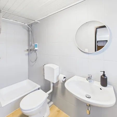 Crown Living Basic - Self Check-in - Free Parking - Highspeed Wifi - Ideal For And Work *