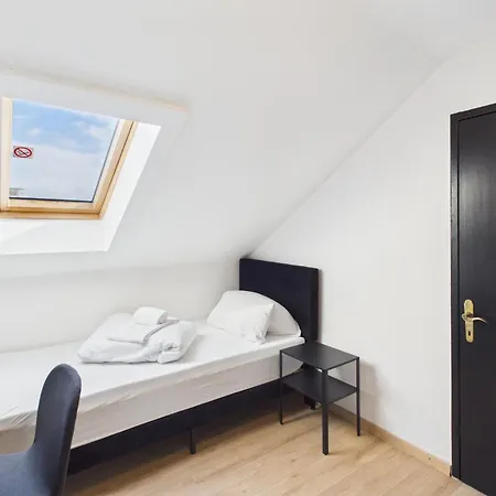 Crown Living Basic - Self Check-in - Free Parking - Highspeed Wifi - Ideal For And Work Apartment *