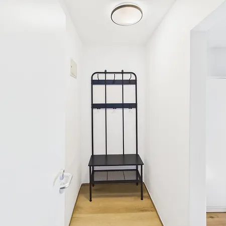 Crown Living Basic - Self Check-in - Free Parking - Highspeed Wifi - Ideal For And Work *