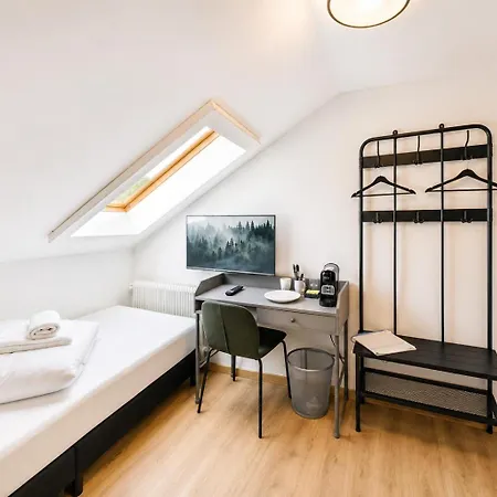 Crown Living Basic - Self Check-in - Free Parking - Highspeed Wifi - Ideal For And Work