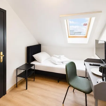 Crown Living Basic - Self Check-in - Free Parking - Highspeed Wifi - Ideal For And Work Apartment *