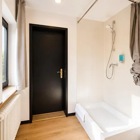 Crown Living Basic - Self Check-in - Free Parking - Highspeed Wifi - Ideal For And Work Apartment
