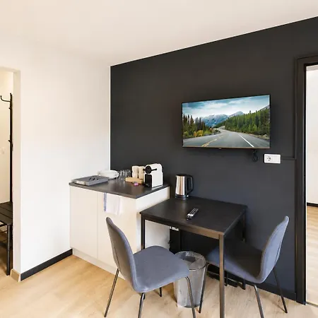 Crown Living Basic - Self Check-in - Free Parking - Highspeed Wifi - Ideal For And Work Apartment
