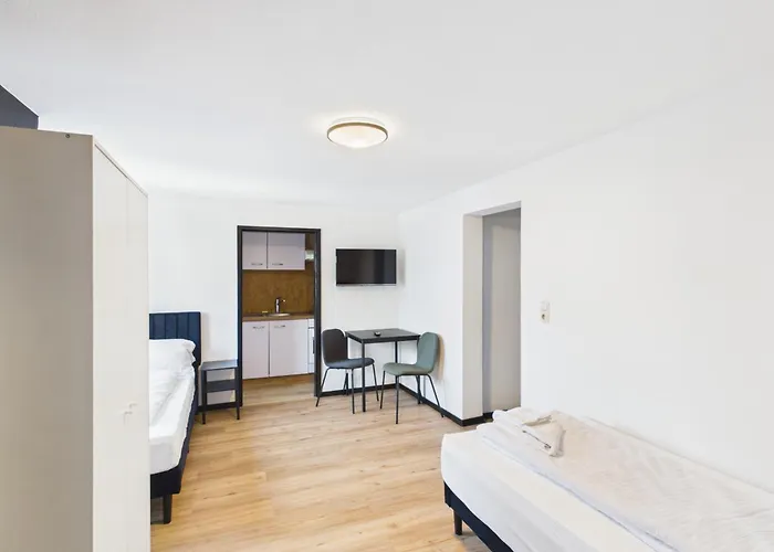 Crown Living Basic - Mit Kueche, Kostenloser Parkplatz, Wlan, Self Check-in, Ideal Fuer Feriengaeste Und Geschaeftsreisende *