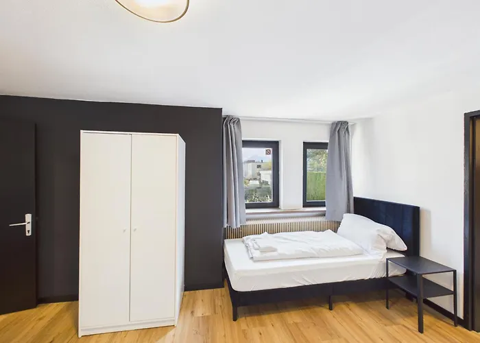 Crown Living Basic - Mit Kueche, Kostenloser Parkplatz, Wlan, Self Check-in, Ideal Fuer Feriengaeste Und Geschaeftsreisende アパート