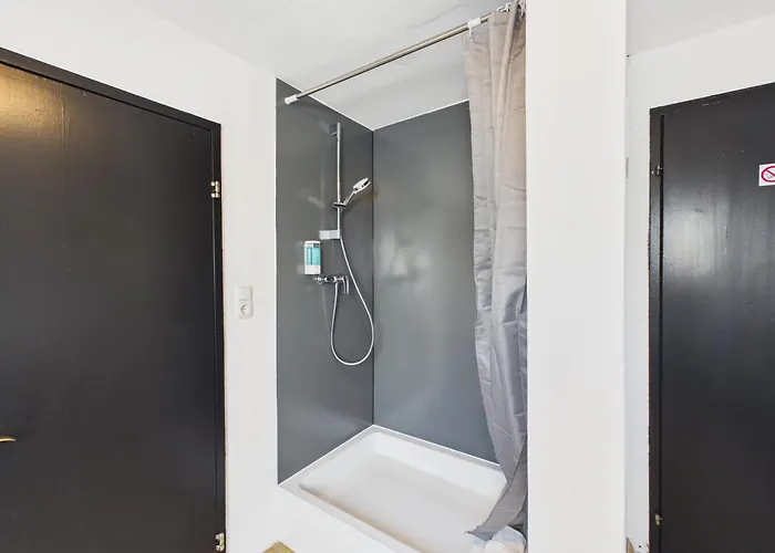 アパート Crown Living Basic - Mit Kueche, Kostenloser Parkplatz, Wlan, Self Check-in, Ideal Fuer Feriengaeste Und Geschaeftsreisende *