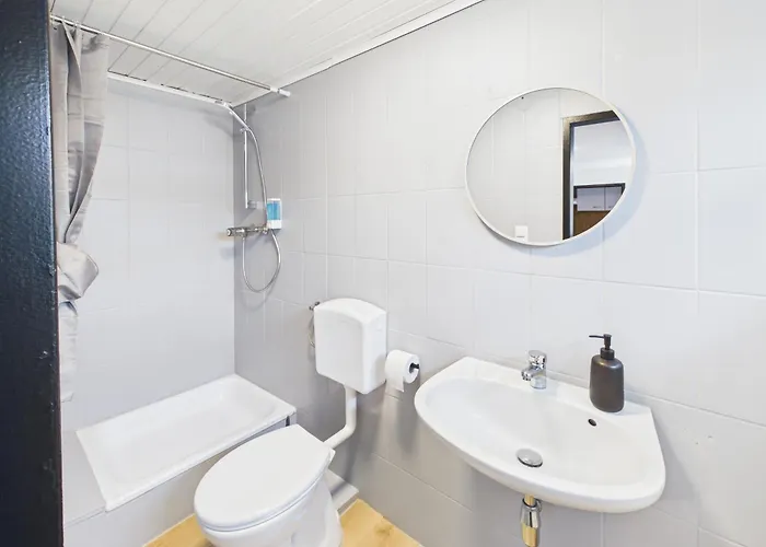 Crown Living Basic - Mit Kueche, Kostenloser Parkplatz, Wlan, Self Check-in, Ideal Fuer Feriengaeste Und Geschaeftsreisende *