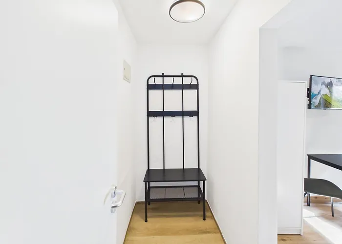 Crown Living Basic - Mit Kueche, Kostenloser Parkplatz, Wlan, Self Check-in, Ideal Fuer Feriengaeste Und Geschaeftsreisende *